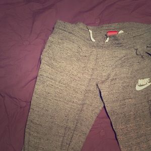 Nike womens Size medium Capri pant